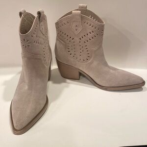 NWOT size 8 Marc Fisher Giddyup booties.